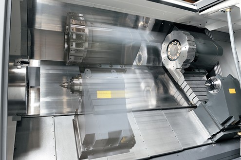 Không gian gia công lớn trên nền giường dài cứng vững