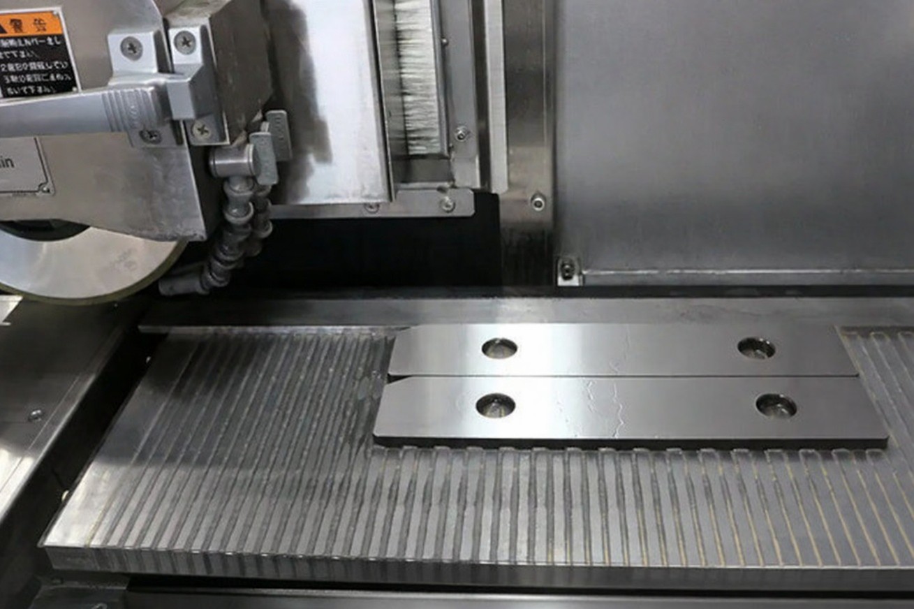 Chi tiết dạng tấm, block tr&ecirc;n m&aacute;y m&agrave;i phẳng trong qu&aacute; tr&igrave;nh gia c&ocirc;ng ho&agrave;n thiện bề mặt