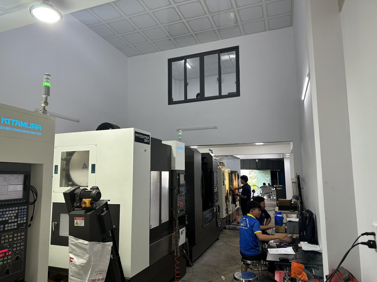 Hình ảnh thực tế tại xưởng gia công tại TP.HCM với hệ thống 3 máy phay CNC Kitamura đang vận hành