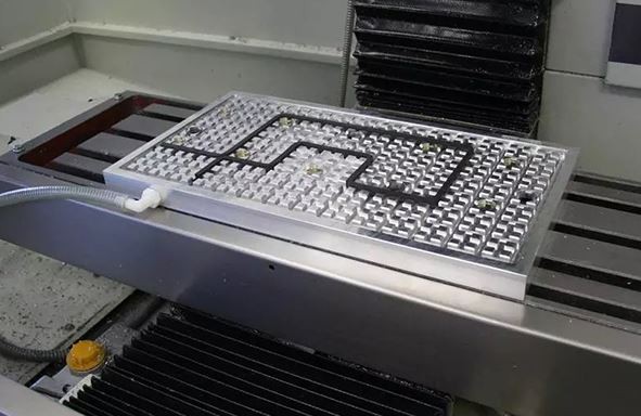 Máy phay CNC ngang sử dụng đồ gá tháp để gia công sản xuất hàng loạt