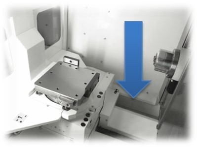 Hình ảnh khu vực gia công và loại bỏ phoi trong máy HX250iG