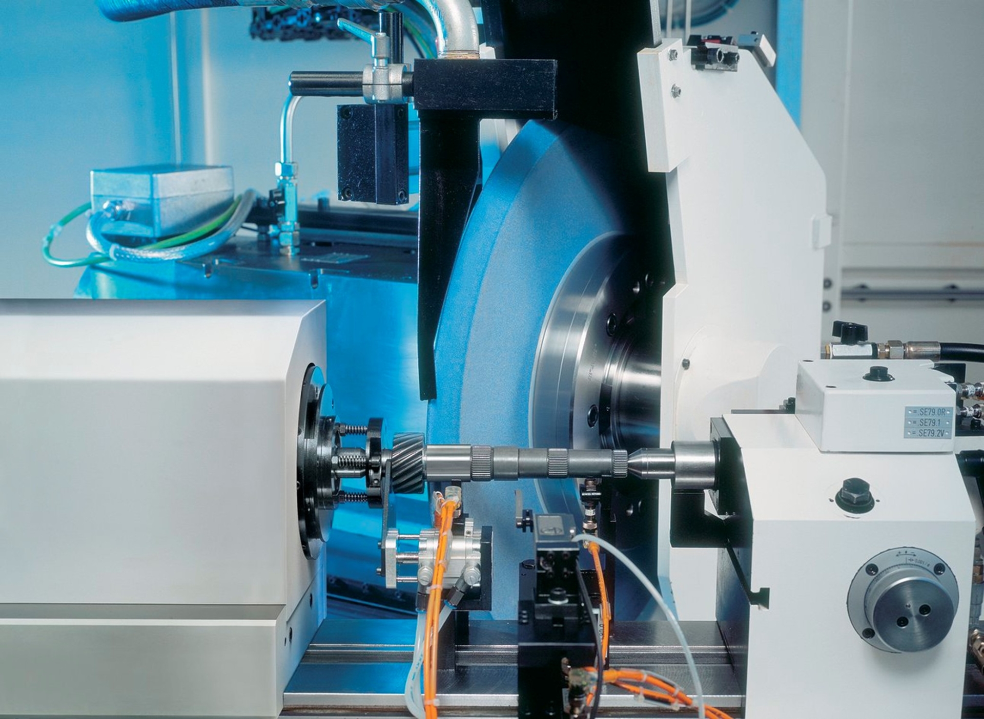 Quá trình mài tròn chính xác cao trên chi tiết trục để đạt độ nhẵn bề mặt và độ chính xác gia công cao