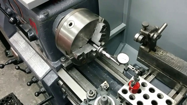 Kiểm tra v&agrave; vệ sinh m&acirc;m cặp m&aacute;y tiện CNC