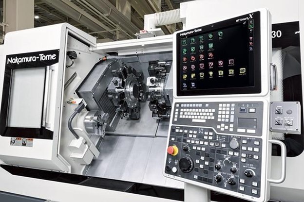 Máy tiện CNC 2 trục chính 2 đài dao trong xưởng cơ khí